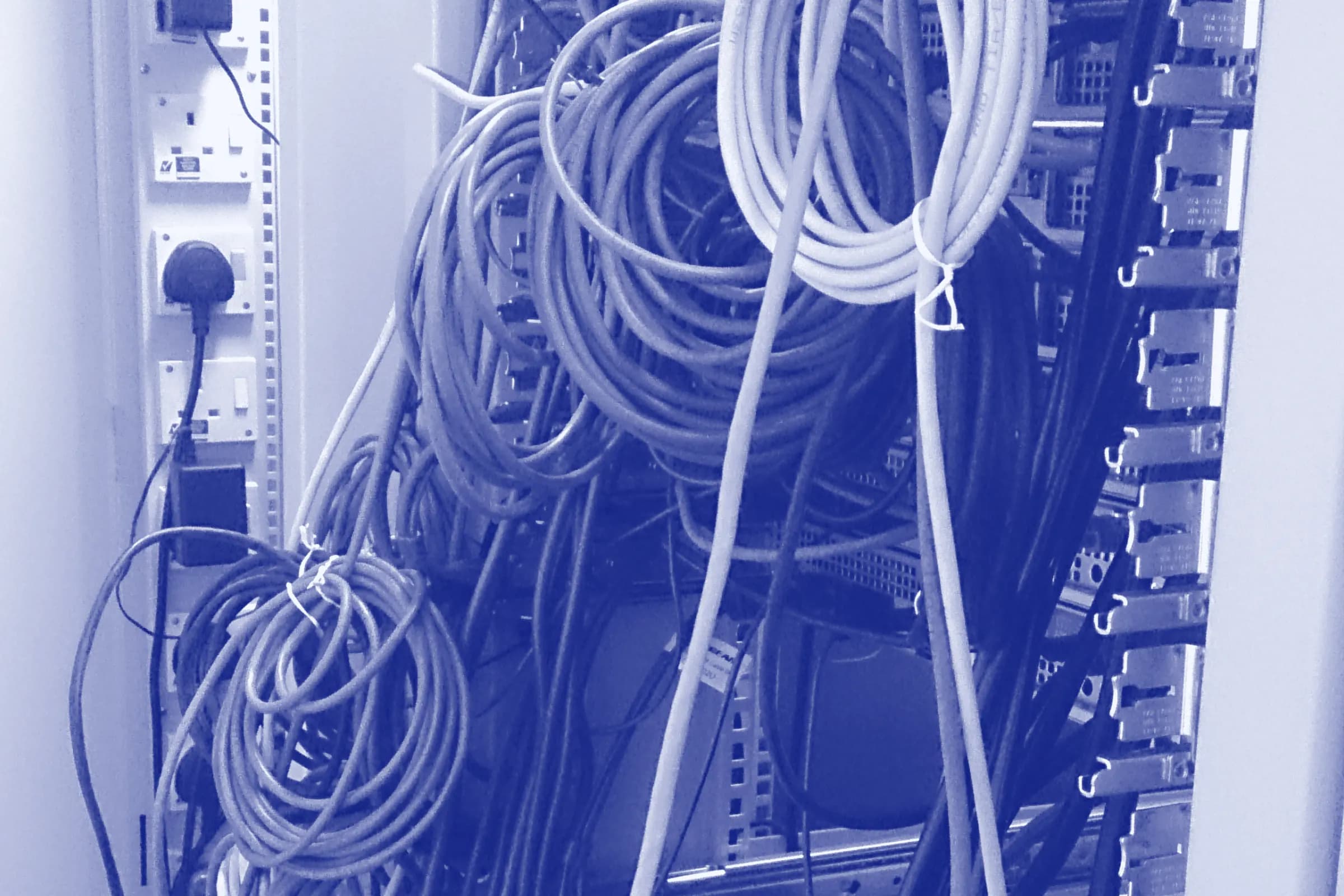 Netwerkkabels in bossen aan een serverrek